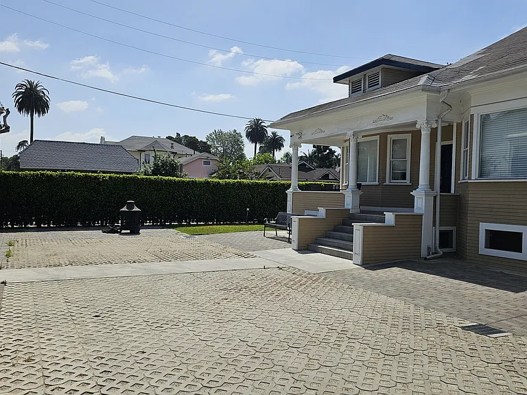 2084 W 24th St — Photo 3