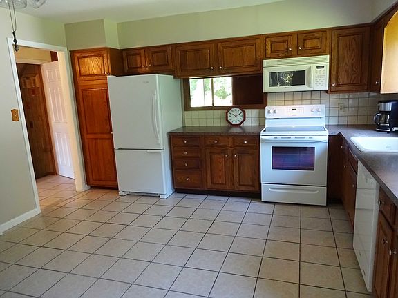 5th image of 9 Cardinal Ln