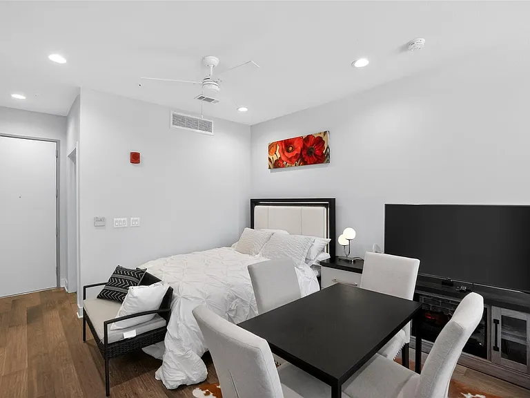 1800 E 4th St #202 — Photo 12