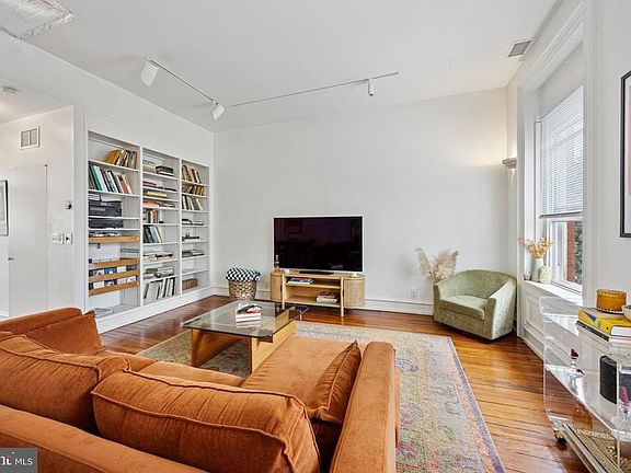 4th image of 1731 Bainbridge St Floor 2