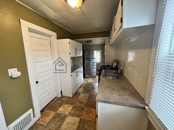 5th image of 1008 Helen St NE