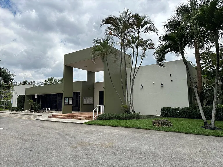 4215 N University Dr #101 — Photo 32