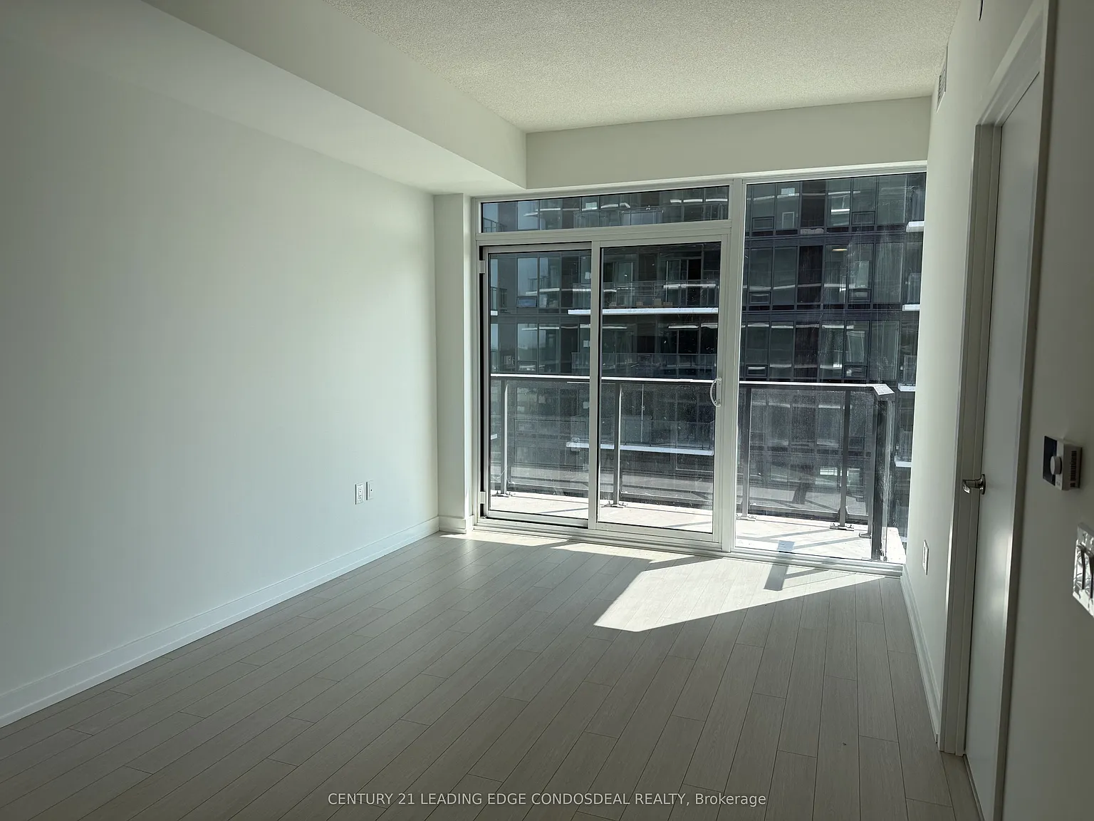 Notting Hill Condos — Photo 3