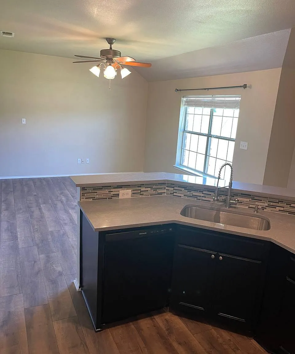 131 Lindas Creek Ln — Photo 4