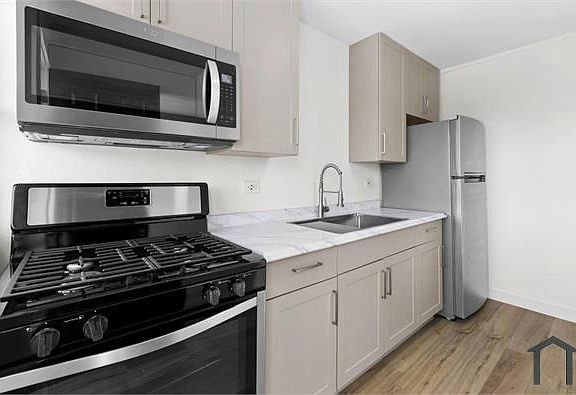 2nd image of 649 Robinson St #2