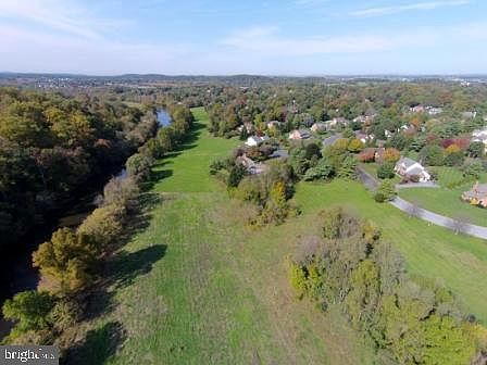 2nd image of 1347 Beaconfield Ln