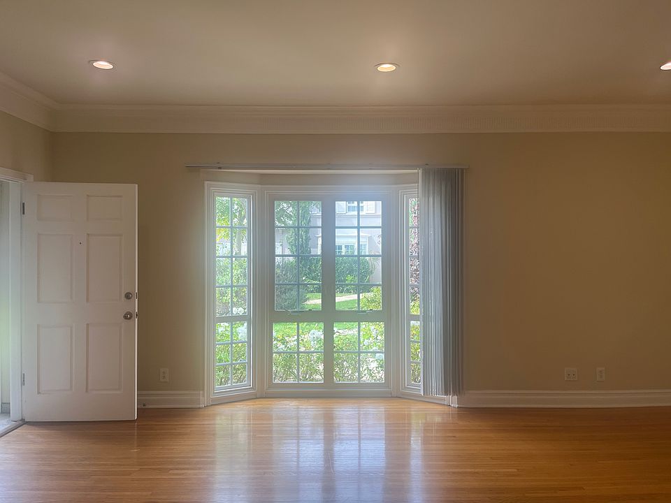 LIVING ROOM BAY WINDOW

HARDWOOD FLOORS