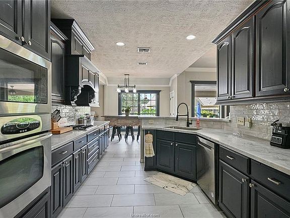 4th image of 1108 Honeysuckle Ln