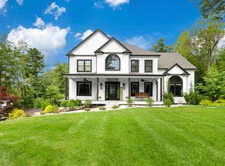 5 Hartford Ave W, Mendon, MA 01756