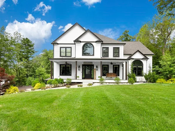 5 Hartford Ave W, Mendon, MA 01756