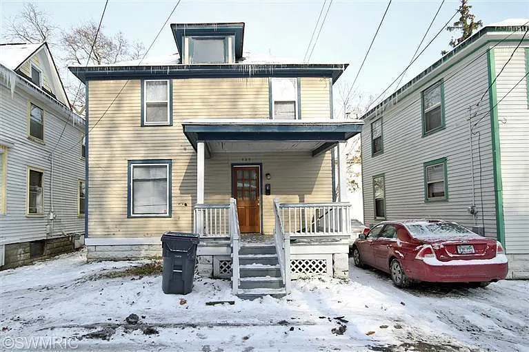 930 Bellevue Pl photo 1