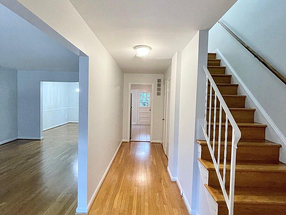 2nd image of 1556 Bruton Ct