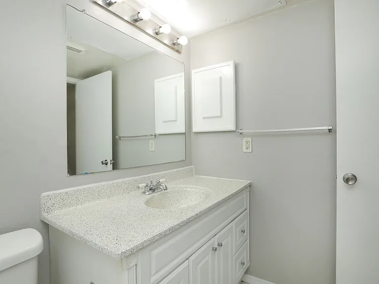 2100 Wilcrest Dr #B — Photo 3