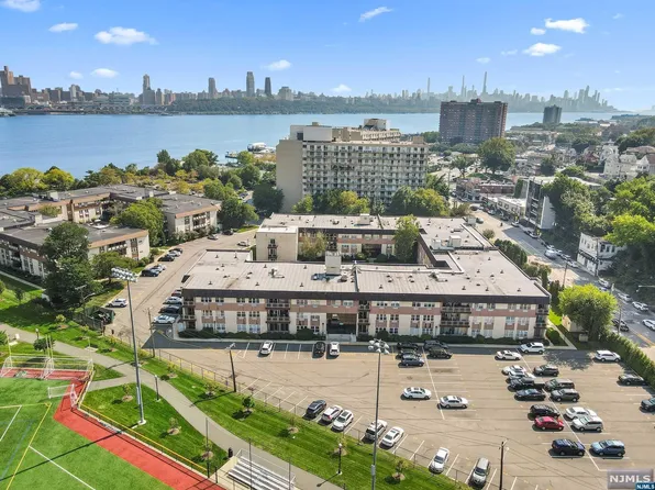 1111 River Rd APT C7, Edgewater, NJ 07020