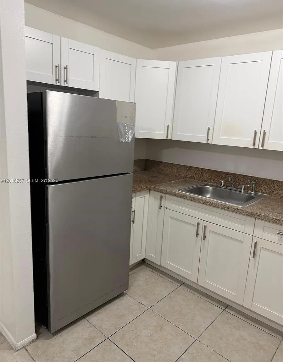 3 bed, 2.0 bath, 966 sqft, $1,900 — Photo 1