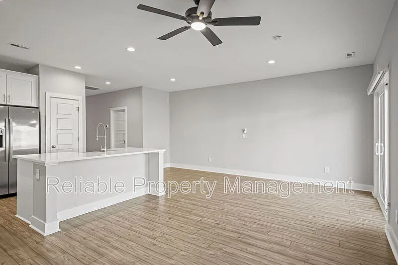3 bed, 2.5 bath, $1,795 — Photo 4