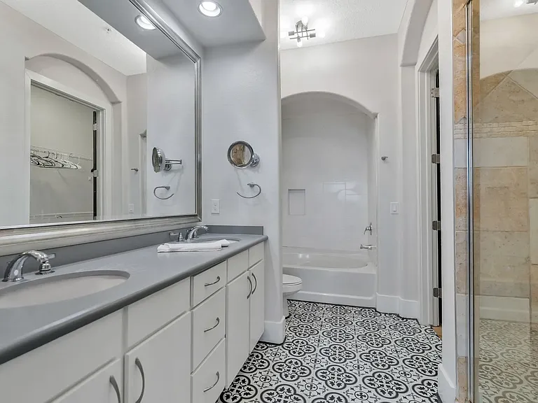 Ensuite bathroom w/ bedroom 1