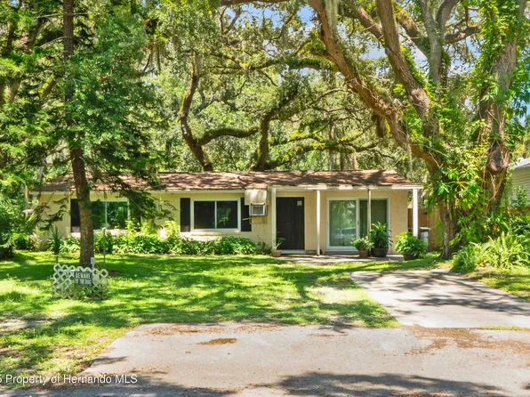 8624 Brookwood Dr, New Port Richey, FL 34654