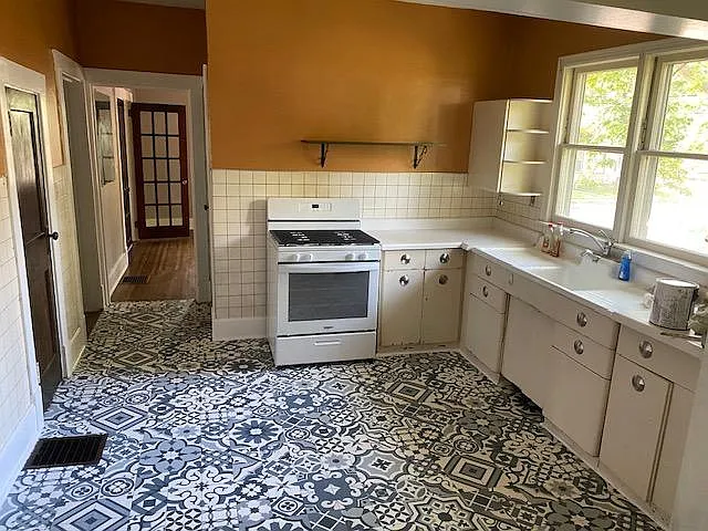 208 Melbourne St — Photo 9