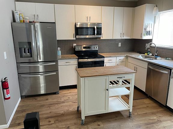 Kitchen with movable island
