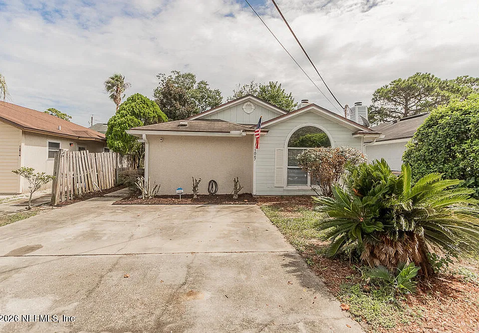 1067 Hibiscus St