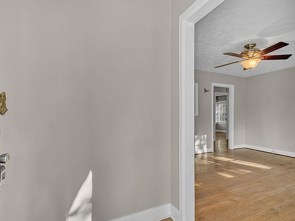 5th image of 303 Canterbury Dr