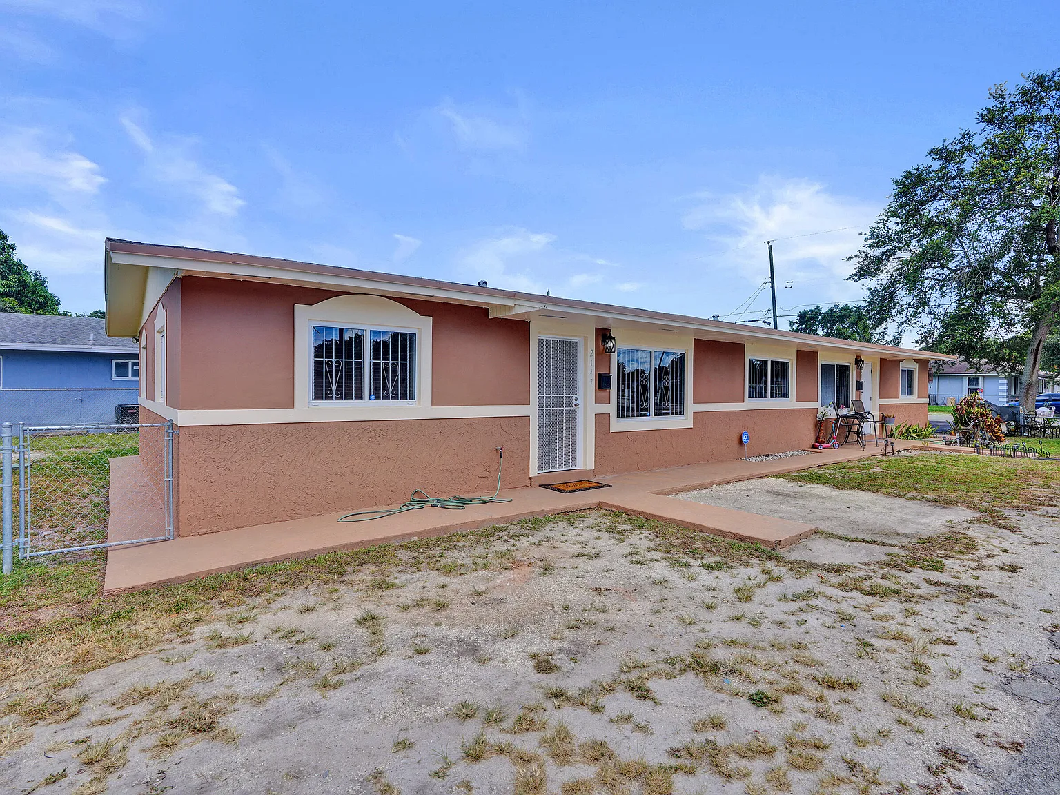3 bed, 1.0 bath, 1988 sqft, $2,800 — Photo 2