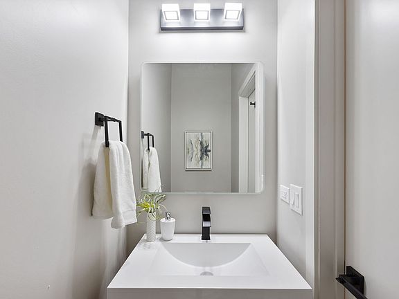5th image of 5689 N Lincoln Ave #4S