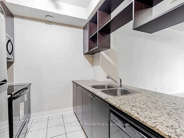 315 Village Green Sq #Townhouse 69 — Photo 5