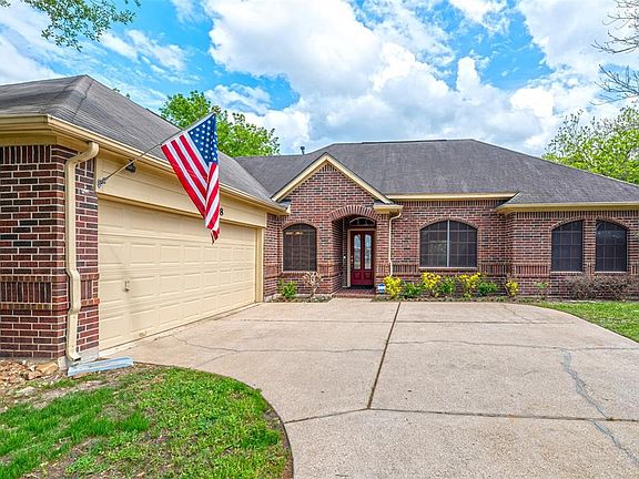 This 1,900 SF 3/2/2 home boasts an extended driveway that allows parking for all of your guests on those special holiday or family celebrations.