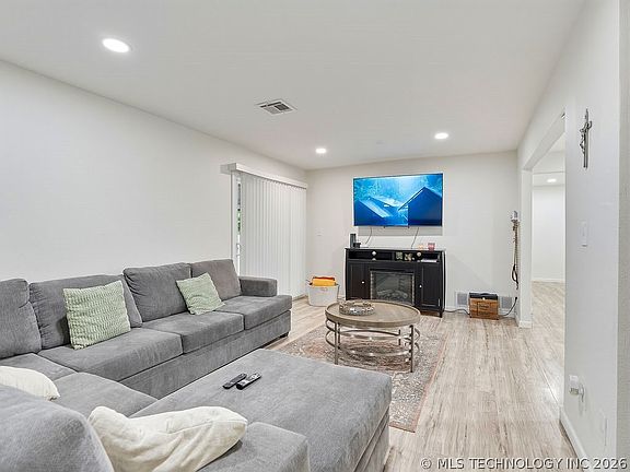 5th image of 915 W 23rd St