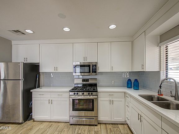 3rd image of 2521 W Montebello Avenue