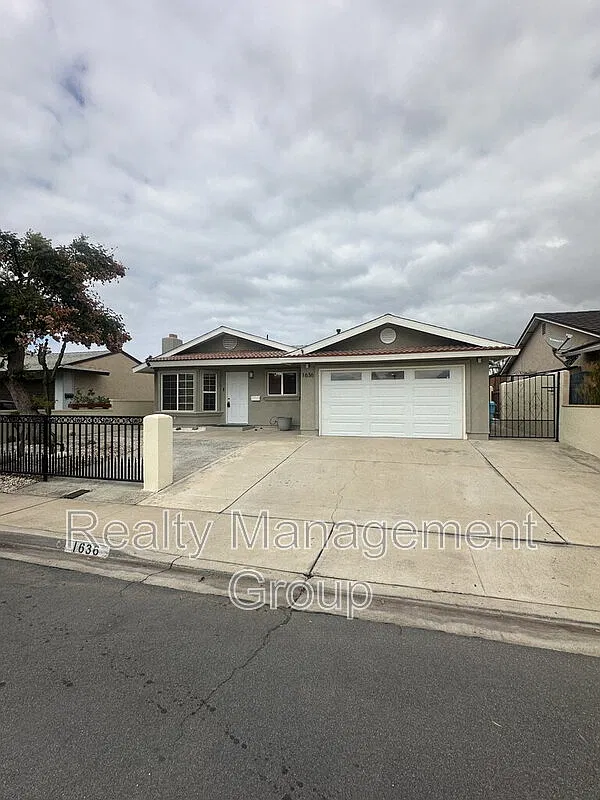 3 bed, 2.0 bath, 1035 sqft, $3,850 — Photo 2
