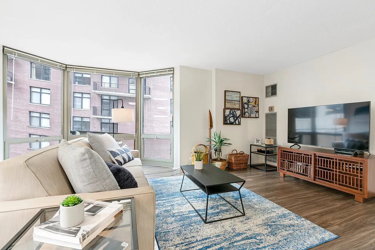 Building Photo - 1122 N Dearborn St #9F