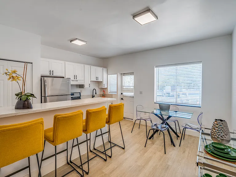2 bedroom / 2 Bathroom Apartment Kitchen & Dining