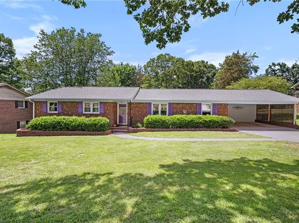 3617 Fairlane St, High Point, NC 27265