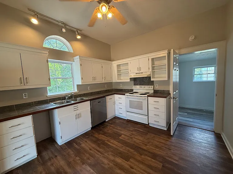 300 Railroad St — Photo 11