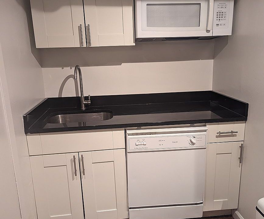 1st image of 138 Stanton St APT 3