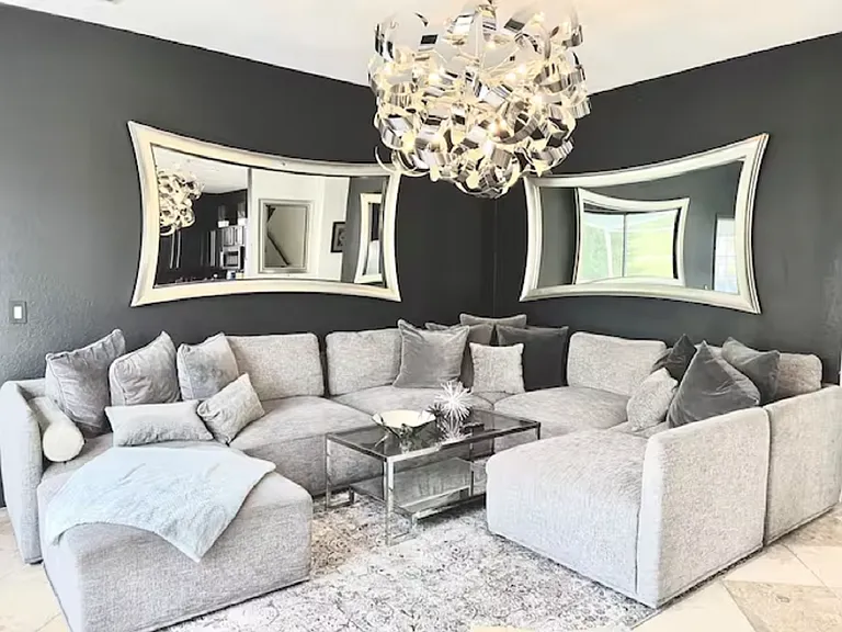 Enjoy our cozy and inviting living room with an open floor plan, perfect for socializing with a connected dining room. Start with cocktails and savor a modern social atmosphere for your family gathering, bachelor/birthday party, or corporate retreat
