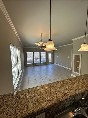 336 Lismore Ln — Photo 4