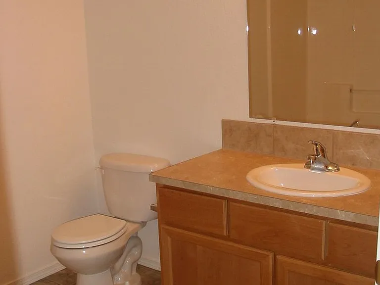 Ellendale Manor Apartments — Photo 11
