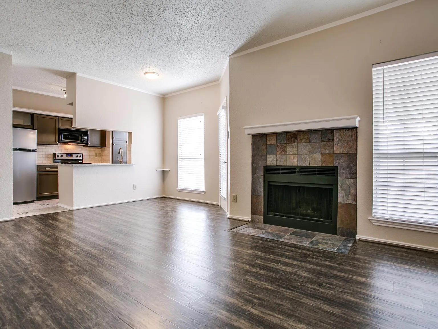 2 bed, 879 sqft, $1,600 — Photo 3
