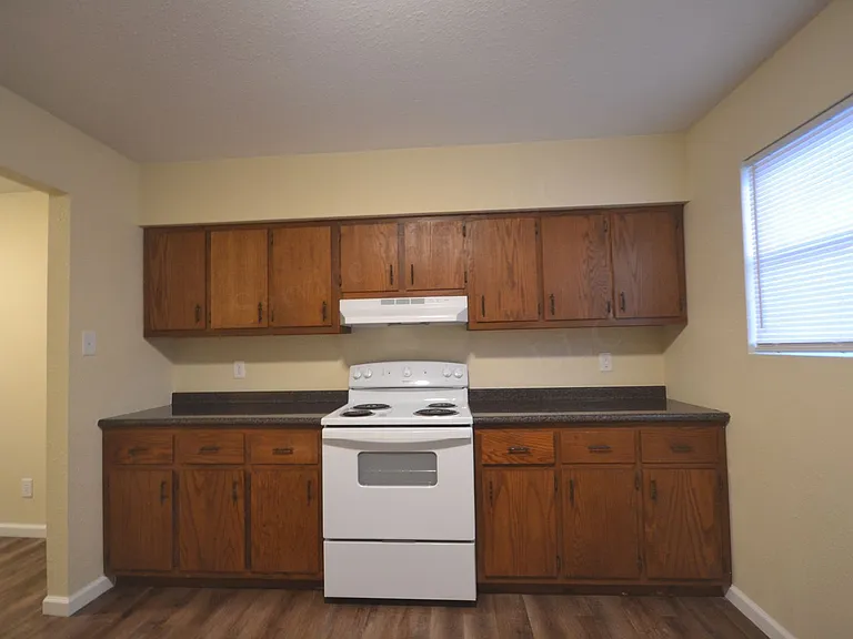 906 S Pike Ave — Photo 1