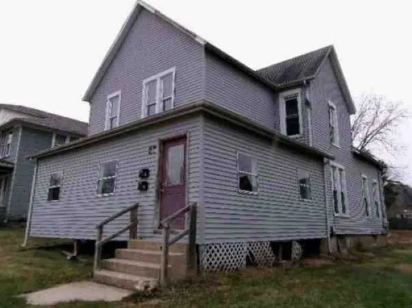 9-9 1/2 E Washington St, Freeport, IL 61032