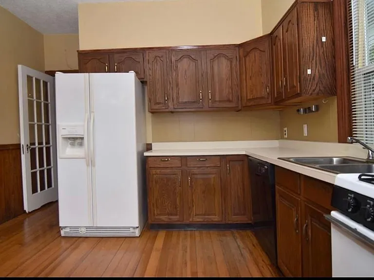 Kitchen w French door