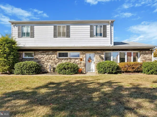 633 School Line Dr, King Of Prussia, PA 19406