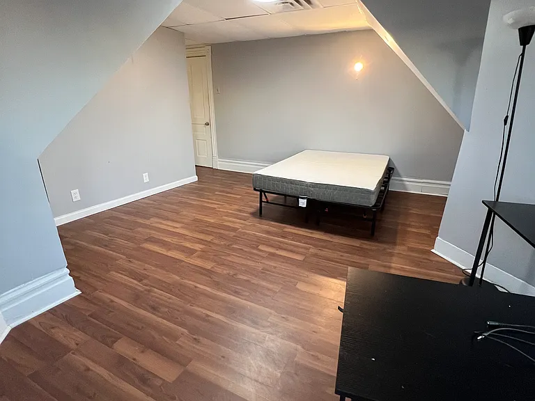 627 College St — Photo 8