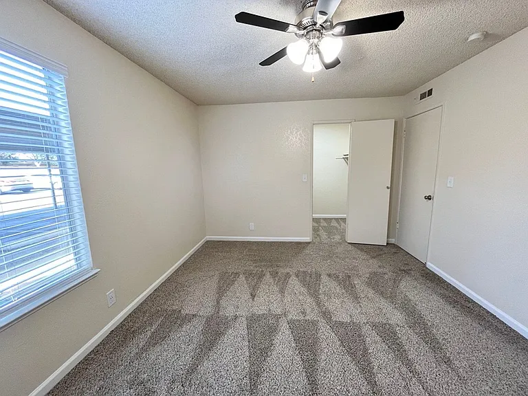 400 W Gettysburg Ave — Photo 8