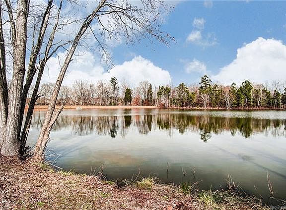 3rd image of 4025 Ambleside Dr