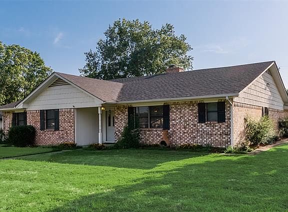 4th image of 221 Helm Ln